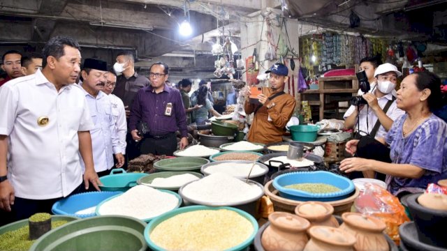 Pj Gubernur Sulsel Bahtiar Baharuddin, saat meninjau bahan pokok di Pasar Tradisional di Sungguminasa, Kabupaten Gowa, Rabu (18/10/2023). (Istimewa)