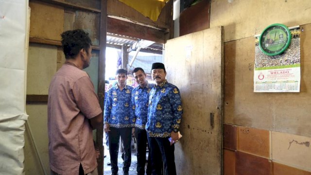 Wakil Bupati Gowa Abd Rauf Malaganni saat melakukan pengecekan data miskin ekstrem di salah satu kelurahan di Kecamatan Somba Opu, kemarin. (Dok. Humas Gowa)