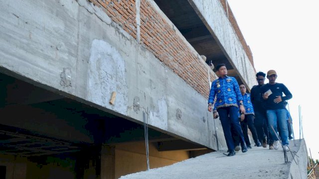 Bupati Gowa Adnan Purichta Ichsan saat melakukan peninjauan progres pembangunan MPP Gowa di Jalan Hos Cokrominoto, kemarin. (Dok. Humas Gowa)