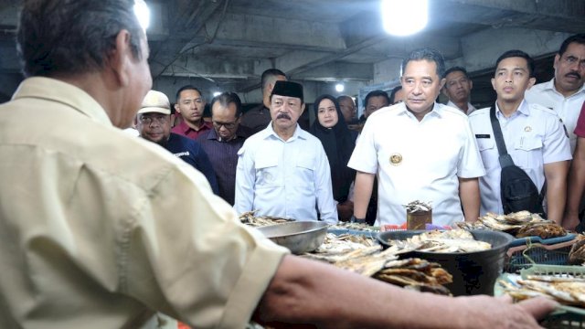 Wabup Gowa Abd Rauf Malaganni saat mendampingi Pj. Gubernur Sulawesi Selatan Bahtiar Baharuddin saat melakukan operasi pasar di Pasar Minasa Maupa, Sungguminasa, Rabu, (18/10/2023). (Dok. Humas Gowa)