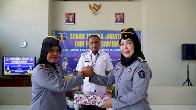 Kepala Divisi Pemasyarakatan, Kanwil Kemenkumham Sulsel Yudi Suseno (tengah) saat menghadiri Serah Terima Jabatan Kalapas Perempuan Sungguminasa, di Aula LPP Sungguminasa, Rabu, (18/10/2023). (Dok. Humas Kanwil Kemenkumham Sulsel)