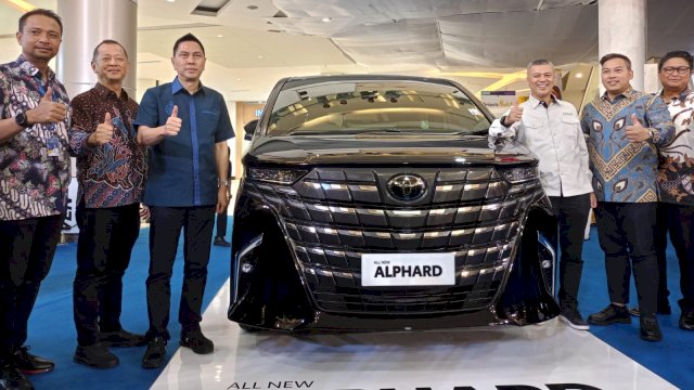 Chief Executive Officer Kalla Toyota Hariyadi Kaimuddin (ketiga kanan) bersama jajaran pimpinan Kalla Toyota dan Mandiri Group saat meluncurkan All New Alphard pada pembukaan Auto Show 2023 di Atrium TSM Makassar, Rabu, (18/10/2023). (Dok. Chaerani/Republiknews.co.id)