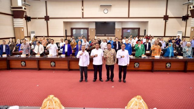 Pj Gubernur Sulsel Bahtiar Baharuddin, saat bersilaturahmi dengan Kepala LLDIKTI Wilayah 9 Sultanbatara, A Lukman Sambalonge, Rabu (18/10/2023). (Istimewa)