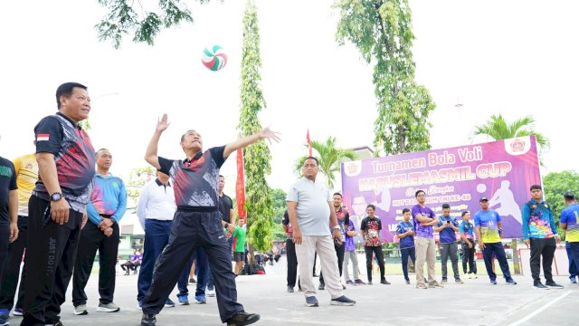 Tim Voli Kanwil Kemenkumham Sulsel ikut memeriahkan Turnamen Bola Voli Kapuslemasmil Cup, di Lapangan Voli Hasanuddin Makassar, Kamis, (19/10/2023). (Dok. Humas Kanwil Kemenkumham Sulsel)