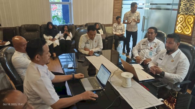 Tim Kanwil Kemenkumham Sulsel saat melakukan harmonisasi produk hukum daerah dari beberapa kabupaten dan kota di Sulsel. (Dok. Humas Kanwil Kemenkumham Sulsel)