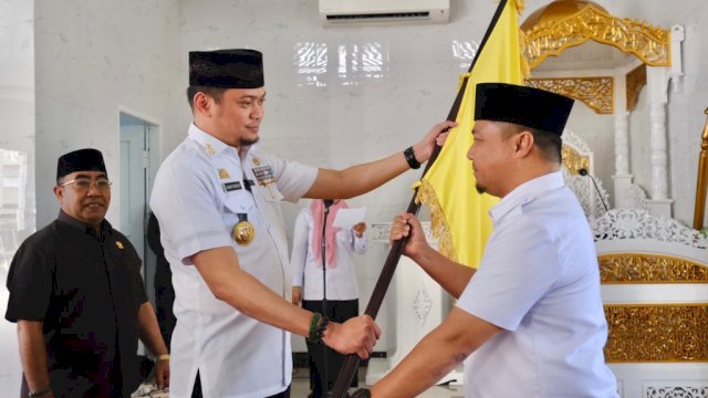 Bupati Gowa Adnan Purichta Ichsan saat melepas para imam untuk belajar di Quatum Akhyar Institute pada program Satu Desa/Kelurahan Satu Hafidz, di Masjid Nurul Yasin, Kantor Bupati Gowa, kemarin. (Dok. Humas Gowa)
