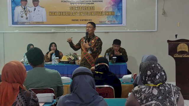 Kepala Bidang Pelayanan Hukum (Yankum), Mohammad Yani saat menjadi narasumber pada Sosialisasi Kekayaan Intelektual (KI) kepada pelaku IKM di Kota Parepare yang berlangsung di Hotel Bukit Kenari Kota Parepare, kemarin. (Dok. Humas Kanwil Kemenkumham Sulsel)