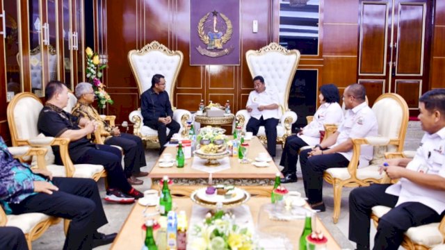 Gubernur Sulsel Bahtiar Baharuddin, saat menerima audiensi Pimpinan BPS Gereja Toraja Indonesia, Pdt. Dr. Alfred Yohanes Rantedatu Anggui bersama jajaran, Rabu (18/10/2023). (Istimewa)