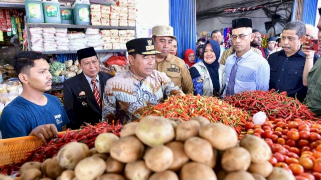 Pj Gubernur Sulsel Bahtiar Baharuddin, saat meninjau harga bahan pokok di Pasar Sentral Kabupaten Maros beberapa waktu lalu. (Istimewa)