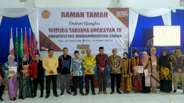 Rektor Universitas Muhammadiyah Sinjai (UMSi), Dr. Umar Congge, M.Si saat Sesi Foto Bersama Para Wisudawan Terbaik. (Ist)