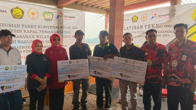 Sejumlah nelayan di Kabupaten Gowa menerima bantuan Distribusi Paket Konversi Bahan Bakar Minyak (BBM) ke Bahan Bakar Gas (BBG) sebagai upaya dalam memelihara lingkungan perairan laut. (Dok. Humas Gowa)