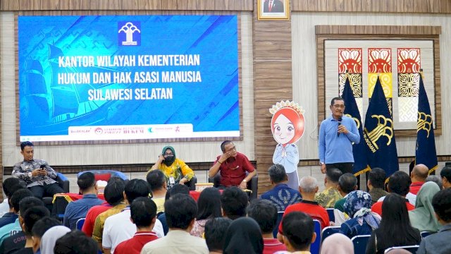 Kakanwil Kemenkumham Sulsel Liberti Sitinjak saat memberikan arahan kepada pegawai, di Aula Kanwil Kemenkumham Sulsel, Jumat, (20/10/2023). (Dok. Humas Kanwil Kemenkumham Sulsel)