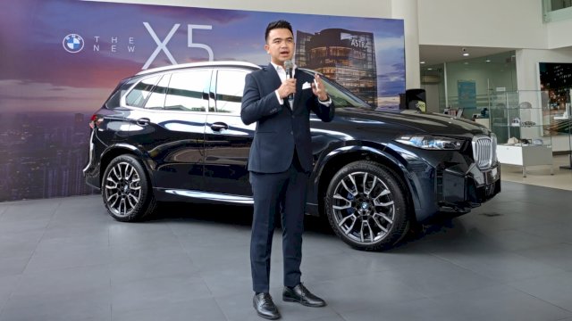Certified BMW Group Retail Trainer & Product Genius Axel Julio saat memaparkan keunggulan New BMW X5, di sela-sela Peluncuran New BMW X5 di Kantor Cabang BMW Astra Makassar, kemarin. (Dok. Chaerani/Republiknews.co.id)