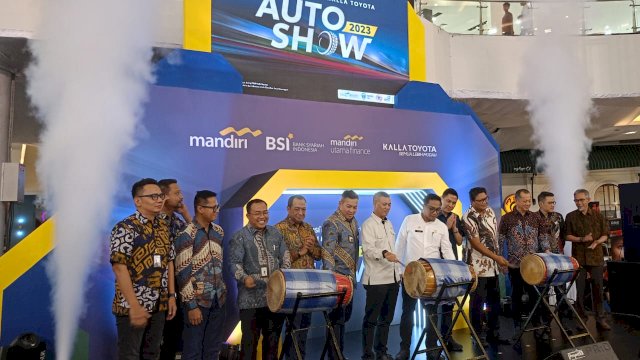 Jajaran pejabat Kalla Toyota dan Mandiri Group yakni Chief Executive Officer Kalla Toyota Hariyadi Kaimuddin, Regional CEO PT. Bank Mandiri Region X/Sulawesi dan Maluku Muhammad Ashidiq Iswara, Regional CEO Bank Syariah Indonesia Region X Makassar Jajang Abdul Karim, Finance & Business Relationship Director PT. Mandiri Utama Finance Rully Setiawan saat menghadiri pembukaan Auto Show 2023 di Atrium TSM Makassar, kemarin. (Dok. Chaerani/Republiknews.co.id)