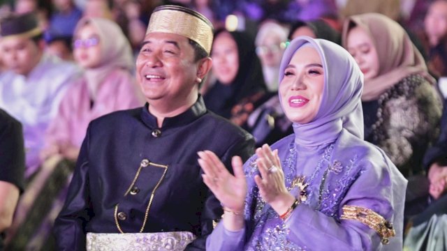 Bahtiar Baharuddin Didampingi Pj Ketua TP PKK Sulsel Buka Gelaran Fashion Show Perayaan HUT Sulsel ke-354