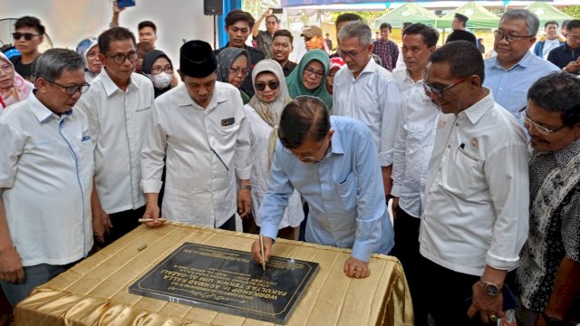 Mantan Wapres RI Jusuf Kalla saat hadir langsung meresmikan Gedung Workshop H. Ahmad Kalla, Fakultas Teknik, Universitas Islam Makassar, kemarin. (Chaerani/Republiknews.co.id)