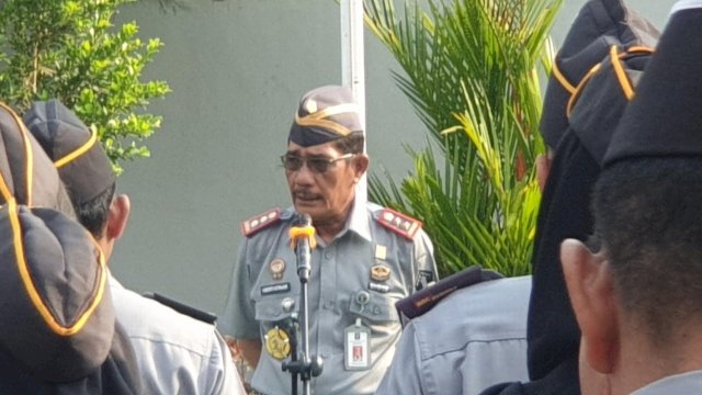Kakanwil Kemenkumham Sulsel Liberti Sitinjak saat memberikan arahan di hadapan seluruh pegawai yang mengikuti apel pagi, di pelataran Kanwil Kemenkumham Sulsel, Senin, (23/10/2023). (Dok. Humas Kanwil Kemenkumham Sulsel)