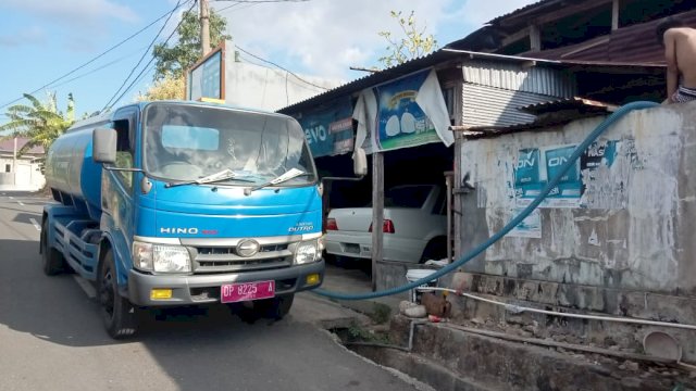 Ket : Mobil tangki milik PAM Tirta Karajae Parepare saat melayani permintaan air (istimewa)