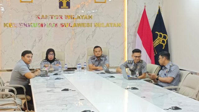 Tim Kanwil Kemenkumham Sulsel saat mengikuti Exit Meeting Pemeriksaan Atas Pelaksanaan Anggaran Pendapatan, Belanja Barang/Modal dan Manajemen Aset Tahun 2022-2023 serta Entry Meeting Pemeriksaan Interim atas Laporan Keuangan Kemenkumham Tahun 2023 secara virtual, kemarin. (Dok. Humas Kanwil Kemenkumham Sulsel)
