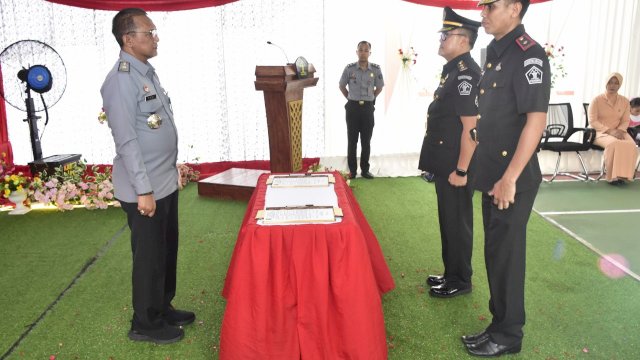 Kepala Divisi Pemasyarakatan Kanwil Kemenkumham Sulsel Yudi Suseno saat memimpin Serah Terima Jabatan (Sertijab) Karutan Kelas II B Pinrang dari Wahyu Trah Utomo ke Sahril Efendi, di Alun-alun Rutan Kelas IIB Pinrang, kemarin. (Dok. Humas Kanwil Kemenkumham Sulsel)