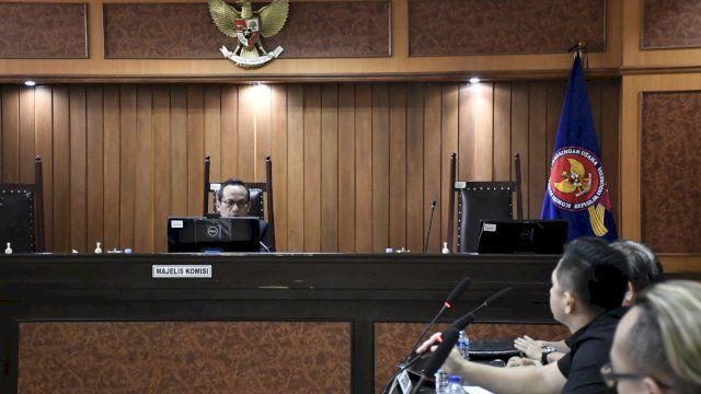 Suasana Sidang Majelis Pemeriksaan Pendahuluan atas dugaan pelanggaran Pengadaan Paket Pekerjaan Peningkatan Jalan Kandang Roda-Pakansari Kabupaten Bogor Tahun Anggaran 2021, di Kantor Pusat KPPU, Selasa, (24/10/2023). (Dok. KPPU)