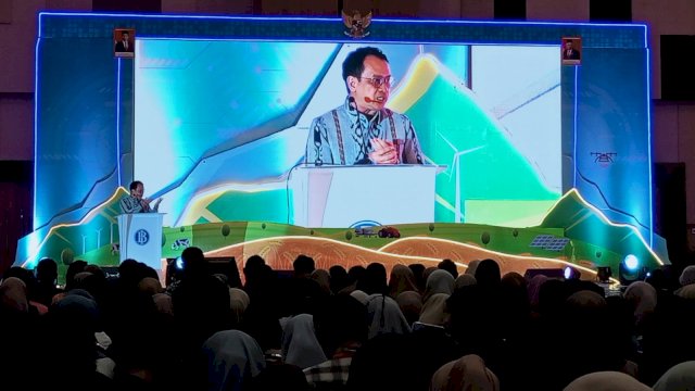 Deputi Kepala Perwakilan BI Provinsi Sulawesi Selatan M. Firdauz Muttaqin saat memberikan sambutan, di sela-sela Talkshow &ldquo;Peluang & Tantangan Implementasi Digital Farming Dalam Mendorong Produktivitas Sektor Ekonomi di Sulawesi Selatan", di Grand Ballroom Hotel Unhas, Selasa, (24/10/2023). (Dok. Chaerani/Republiknews.co.id)