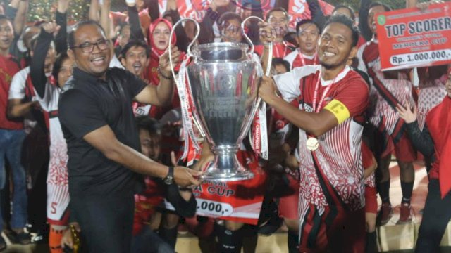 Wakil Bupati Kutai Timur Kasmidi Bulang, menyerahkan Tropi kepada Club Dinas Pendidikan pada Turnamen Futsal Merdeka Cup II 2023, Rabu (16/08/2023). (Istimewa)