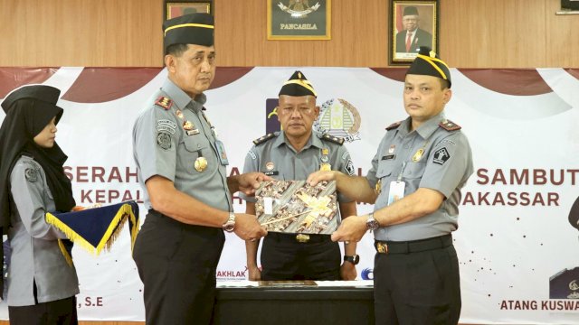 Kepala Divisi Keimigrasian (Kadivim) Kanwil Kemenkumham Sulsel Jaya Saputra saat menyaksikan Sertijab Kepala Rumah Detensi Imigrasi (Rudenim) Makassar dari Alimuddin ke Atang Kuswana di Aula Rudenim Makassar, kemarin. (Dok. Humas Kanwil Kemenkumham Sulsel)