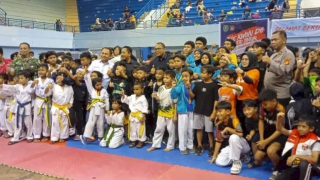 Wakil Bupati Kutai Timur Kasmidi Bulang, saat menghadiri penutupan Kejuaraan Taekwondo Senior Dan Kutai Timur Open Championsip se-kalimantan Timur Tahun 2023 di Gedung Olahraga (GOR) Kudungga Sangatta, Minggu (18/06/2023). (Istimewa)
