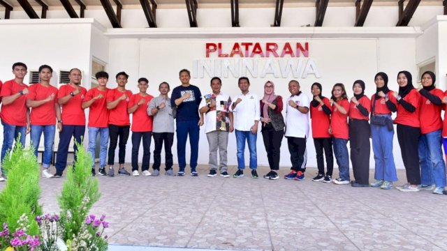 Pj Gubernur Sulsel Bahtiar Baharuddin, saat melepas atlet FPTI yang akan berkompetisi di Pra PON di Kota Semarang, Jawa Tengah, Minggu (22/10/2023). (Istimewa)