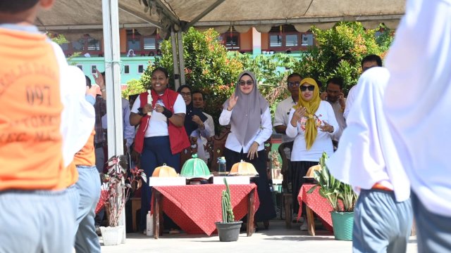 Bupati Luwu Utara Indah Putri Indriani saat menghadir peringatan Hari Cuci Tangan Sedunia di SDN 097 Kattokoan Masamba.