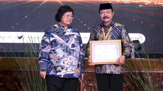 Wakil Bupati Gowa Abd Rauf Malaganni saat menerima Penghargaan Program Kampung Iklim (ProKlim), di sela-sela Festival Iklim Tahun 2023, di Auditorium Dr. Soedjarwo Gedung Manggala Wanabakti KLHK RI yang diserahkan langsung Menteri Lingkungan Hidup dan Kehutanan (KLHK) RI Siti Nurbaya, kemarin. (Dok. Humas Gowa)