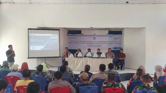 PT PLN (Persero) melalui UIP Sulawesi menggelar Sosialisasi Pengadaan Tanah dan Pengumuman Hasil Penetapan Bentuk Ganti Kewajaran Atas Tanah, Tanaman dan Bangunan Pada Pembangunan SUTT 150 kV Punagaya-Bantaeng, di Kantor Camat Turatea, kemarin. (Dok. Humas PLN UIP Sulawesi)