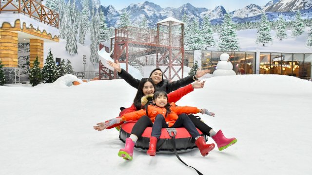 Aston Makassar menawarkan paket menginap spesial dengan berkesempatan mendapatkan voucher Trans Snow World bagi tamu. (Dok. Aston Makassar)