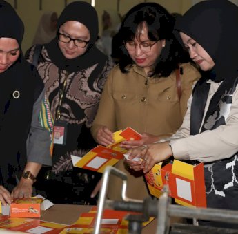 Kunjungi Rumah Kemasan Milik Disperindag Sulsel, Sofha Marwah Bahtiar Minta UMKM Tetap Disubsidi