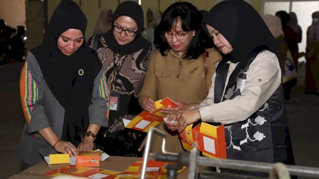 Pj Ketua Dekranasda Sulsel Sofha Marwah Bahtiar, saat meninjau Rumah Kemasan UPT Industri Makanan, Minuman, dan Kemasan Provinsi Sulsel, Selasa (24/10/2023). (Istimewa)