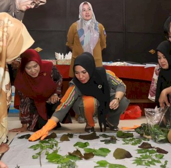 Sofha Marwah Bahtiar Ikut Belajar Teknik Ecoprint Bersama Peserta Program PKW 2023