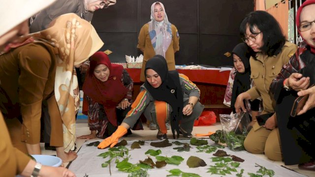 Sofha Marwah Bahtiar Ikut Belajar Teknik Ecoprint Bersama Peserta Program PKW 2023