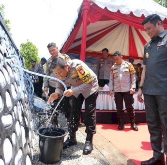 Warga Pattalassang Dapat Bantuan Air Bersih dari Polri, Bupati Gowa: Atasi Dampak El-Nino