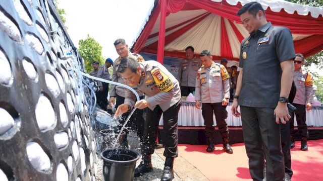 Bupati Gowa Adnan Purichta Ichsan bersama Kapolda Sulsel Irjen Pol Setyo Boedi Moempoeni Harso saat hadir meresmikan langsung Sumur Bor dan Tower Air Bersih, di Desa Timbuseng, Kecamatan Pattallassang, Kabupaten Gowa, kemarin. (Dok. Humas Gowa)