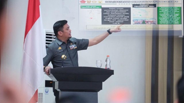 Bupati Gowa Adnan Purichta Ichsan saat memberikan tanggapan dan menjawab beberapa pertanyaan dalam Pemandangan Umum (PU) Fraksi-Fraksi DPRD Kabupaten Gowa atas Nota Keuangan dan Ranperda tentang APBD Kabupaten Gowa Tahun Anggaran 2024, di Ruang Rapat Paripurna DPRD Kabupaten Gowa, kemarin. (Dok. Humas Gowa)