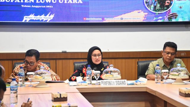 Bupati Luwu Utara, Indah Putri Indriani, saat memimpin Sidang Panitia Pertimbangan Landreform (PPL) redistribusi tanah Kabupaten Luwu Utara di Ruang Command Center, Kantor Bupati Luwu Utara, Kamis (26/10/2023).