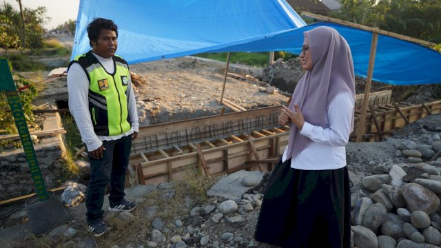Bupati Luwu Utara, Indah Putri Indriani meninjau langsung pekerjaan jalan ruas Kaluku-Subur Kecamatan Sukamaju Selatan. 