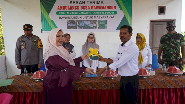 Penyerahan hibah satu unit mobil Ambulance ke Pemerintah Desa Rawamangun Kecamatan Sukamaju, disaksikan langsung Bupati Luwu Utara Indah Putri Indriani.