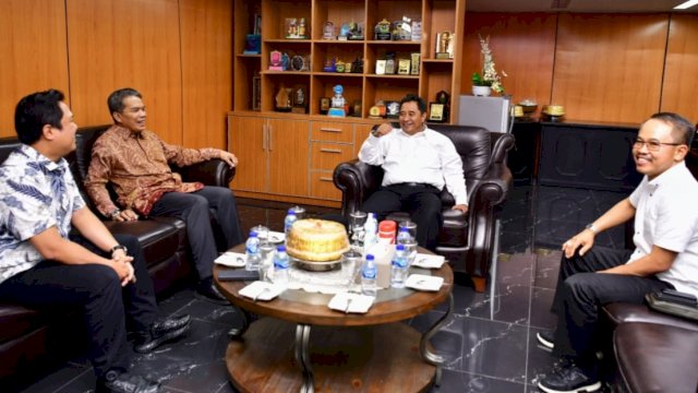 Pj Gubernur Sulsel Bahtiar Baharuddin, saat mengunjungi PT Kawasan Industri Makassar (KIMA), Rabu (25/10/2023). (Istimewa)