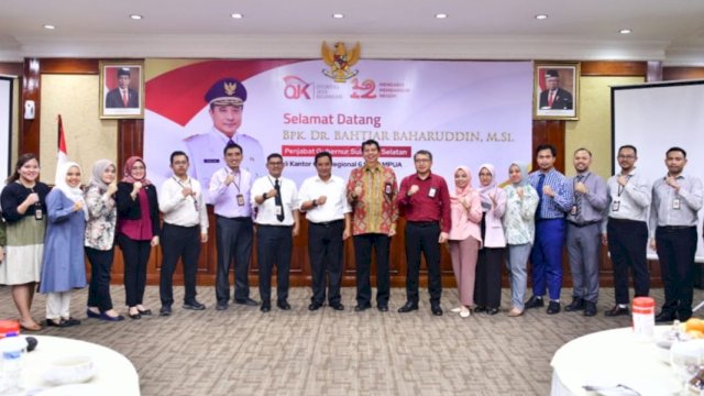 Pj Gubernur Sulsel Bahtiar Baharuddin, saat mengunjungi OJK Regional VI Sulampua, di Jalan Sultan Hasanuddin Kota Makassar, Rabu (25/10/2023). (Istimewa)