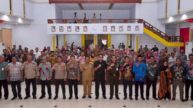 Pj Gubernur Sulsel Bahtiar Baharuddin, saat bersilaturahmi dengan Forkopimda, KPU, Bawaslu, Camat, Lurah dan Kepala Desa se-Kabupaten Kepulauan Selayar, Kamis (26/10/2023). (Istimewa)
