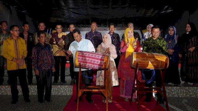 Pj Gubernur Sulsel Bahtiar Baharuddin, memukul gendang tanda dimulainya Festival Taka Bonerate, di Taman Pelangi Kabupaten Kepulauan Selayar, Kamis malam (26/10/2023). (Istimewa)