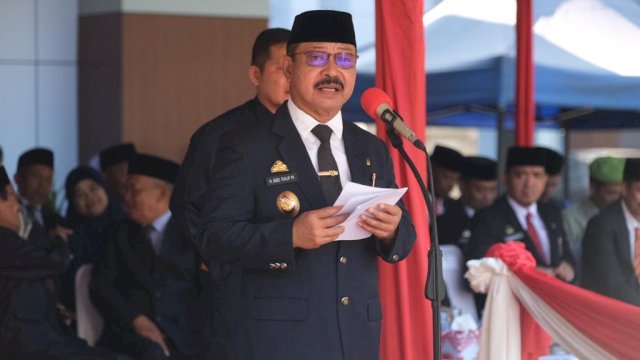 Wabup Gowa Abd. Rauf Malaganni saat bertindak sebagai Inspektur Upacara pada Peringatan Hari Sumpah Pemuda Tahun 2023 Tingkat Kabupaten Gowa, di Lapangan Upacara Kantor Bupati Gowa, Sabtu, (28/10/2023). (Dok. Humas Gowa)