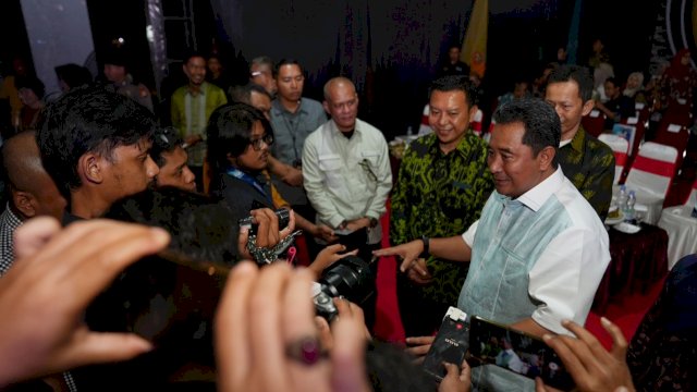 Pj Gubernur Sulsel Bahtiar Baharuddin, memberikan keterangan pers usia bertemu petani pisang tanduk di Kepulauan Selayar, Kamis (26/10/2023). (Istimewa)